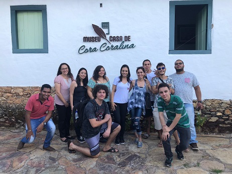 Professora Cláudia e os alunos que a acompanharam na visita à Cidade de Goiás